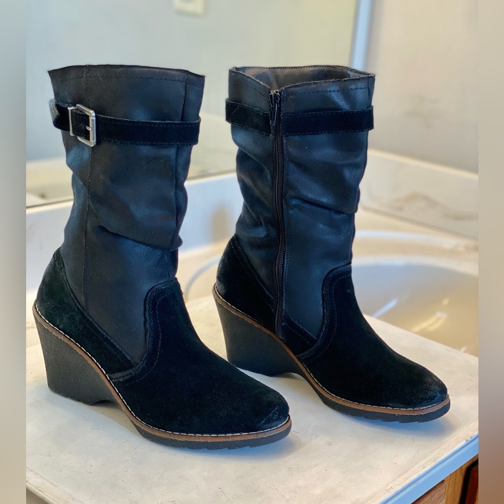 White Mountain leather/suede women’s wedge boots size 9M excellent condition